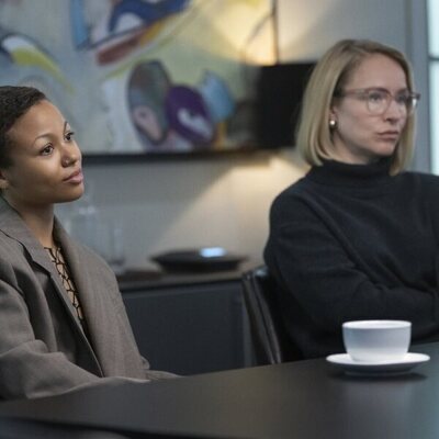 Fiona Button y Myha'la Herrold en 'Hombre de Empresa' de 'Industry'