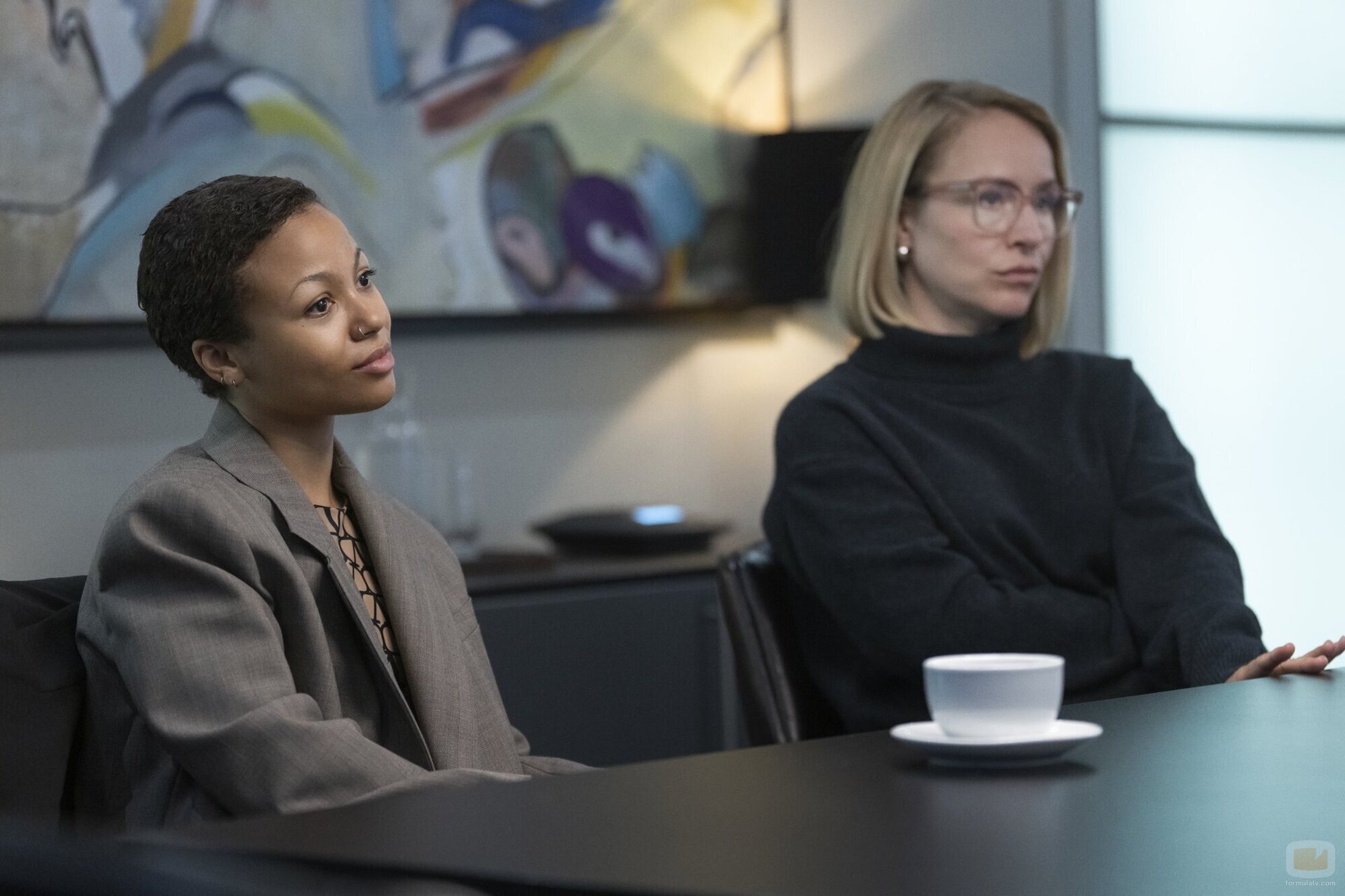 Fiona Button y Myha'la Herrold en 'Hombre de Empresa' de 'Industry'