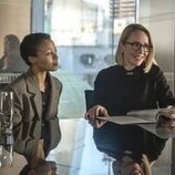 Sarah Goldberg y Myha'la Herrold en 'Nikki Beach, o: Muchas Maneras de Perder' de 'Industry'