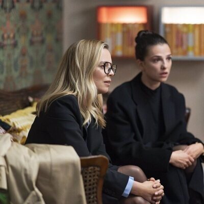 Marisa Abela y Fiona Button en 'Idiota Útil' de 'Industry'