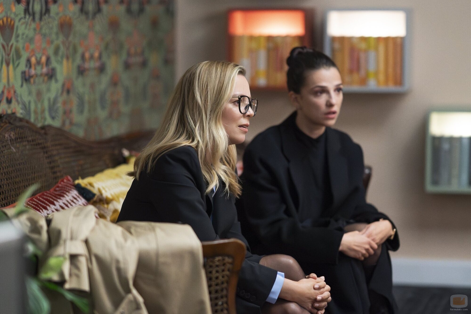 Marisa Abela y Fiona Button en 'Idiota Útil' de 'Industry'