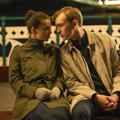 Marisa Abela y Harry Lawtey en 'Idiota Útil' de 'Industry'