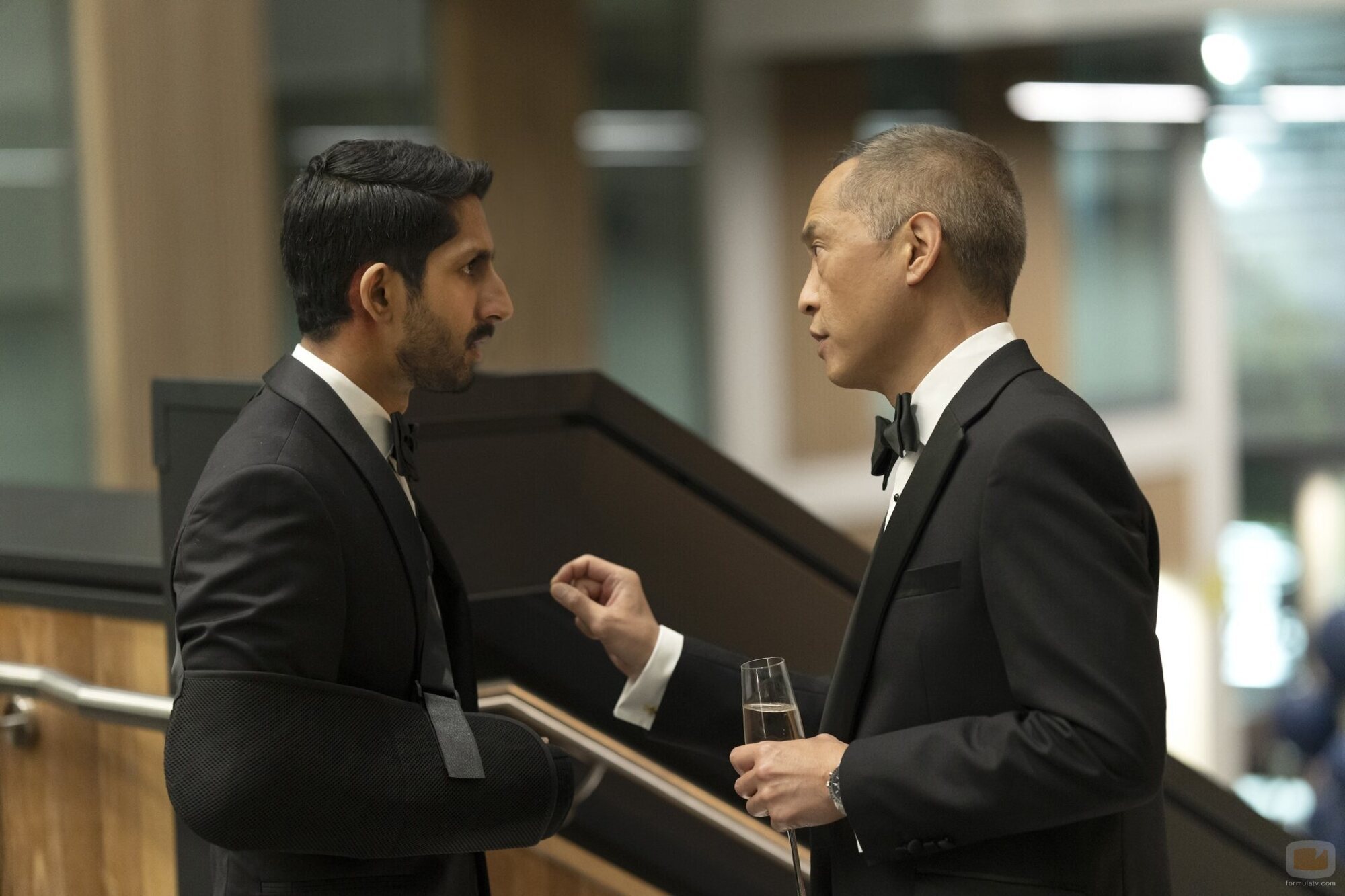 Ken Leung y Sagar Radia en 3x07 'Idiota Útil' de 'Industry'