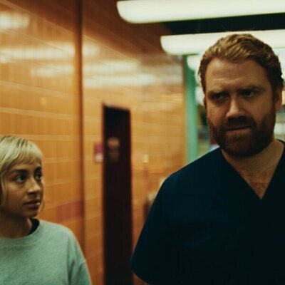 Samirah Breuer y Aram Tafreshian en el 'Efectos secundarios' de 'Berlin ER'