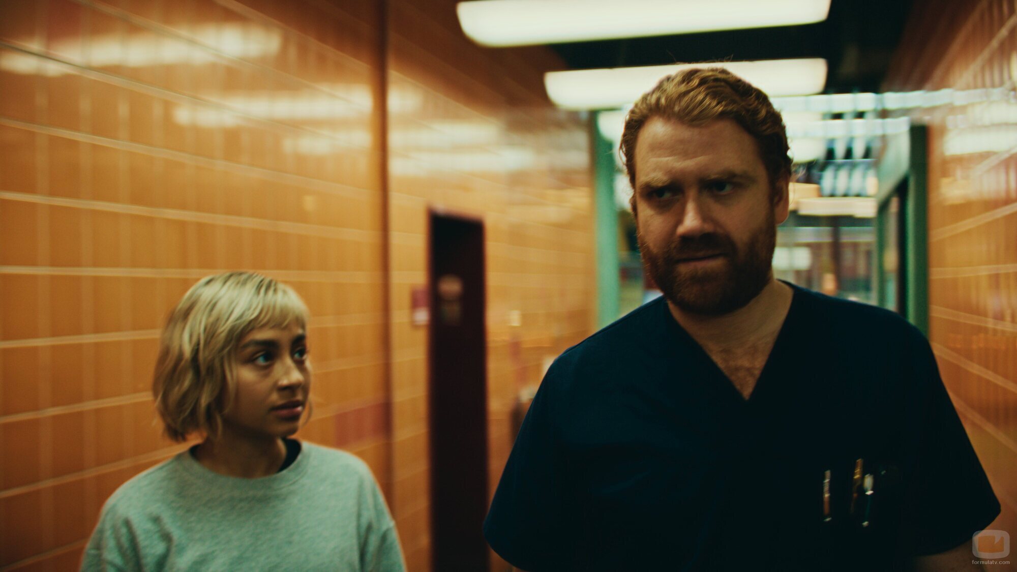 Samirah Breuer y Aram Tafreshian en el 'Efectos secundarios' de 'Berlin ER'