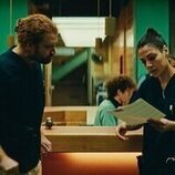 Haley Louise Jones y Aram Tafreshian en la temporada 1 y el capítulo 06 de 'Krank: Berlín al límite'