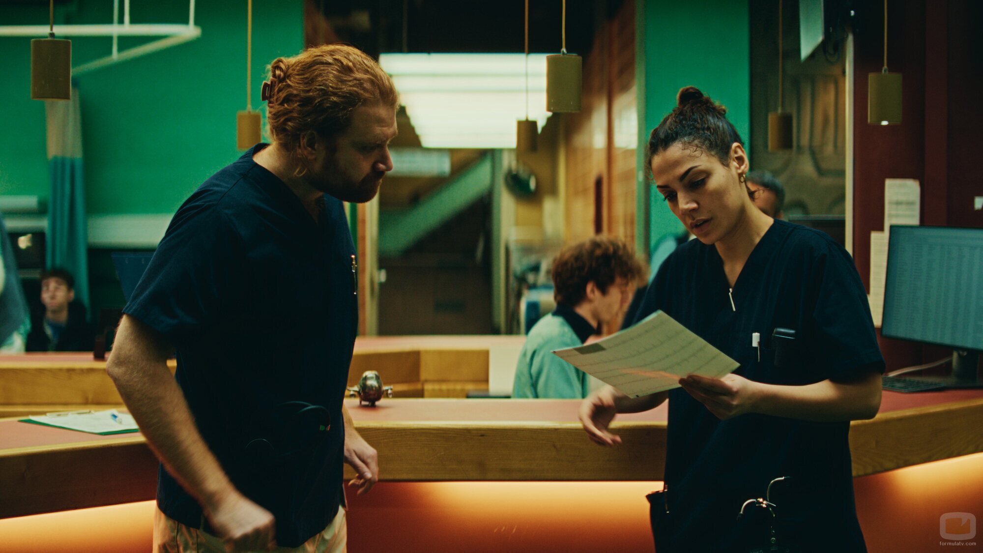 Haley Louise Jones y Aram Tafreshian en la temporada 1 y el capítulo 06 de 'Krank: Berlín al límite'