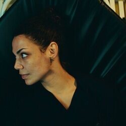 Haley Louise Jones en el 1x06 de 'Krank: Berlin'