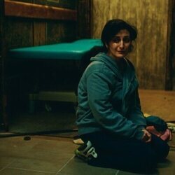 Escena de Safak Sengül en 1x06 'Automedicación' de 'Krank: Berlín al límite'