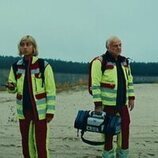 Bernhard Schütz y Samirah Breuer en el 1x07 de 'Krank: Berlin'