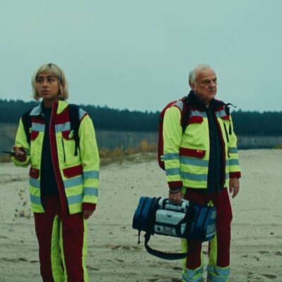 Bernhard Schütz y Samirah Breuer en el 1x07 de 'Krank: Berlin'