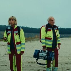 Bernhard Schütz y Samirah Breuer en el 1x07 de 'Krank: Berlin'