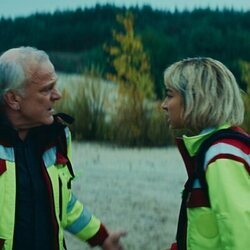 Bernhard Schütz y Samirah Breuer en Capítulo 7 titulado 'Etapa terminal' de 'Krank: Berlín al límite'