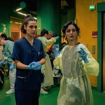 Haley Louise Jones y Safak Sengül en Capítulo 8 titulado 'Remisión' de 'Krank: Berlín al límite'