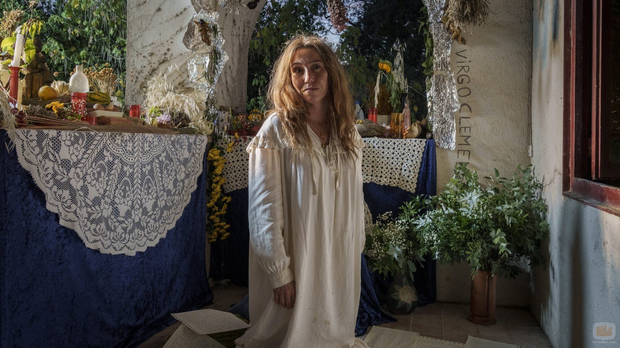 Lola Dueñas en 1x03 'Cantando bajo la lluvia' de 'La Mesías'