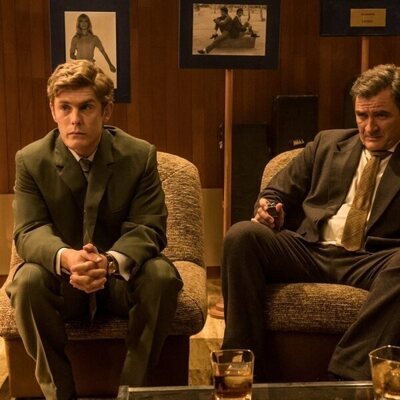 Patrick Criado y Àlex Brendemühl en Capítulo 1 titulado 'La tele' de 'La canción'