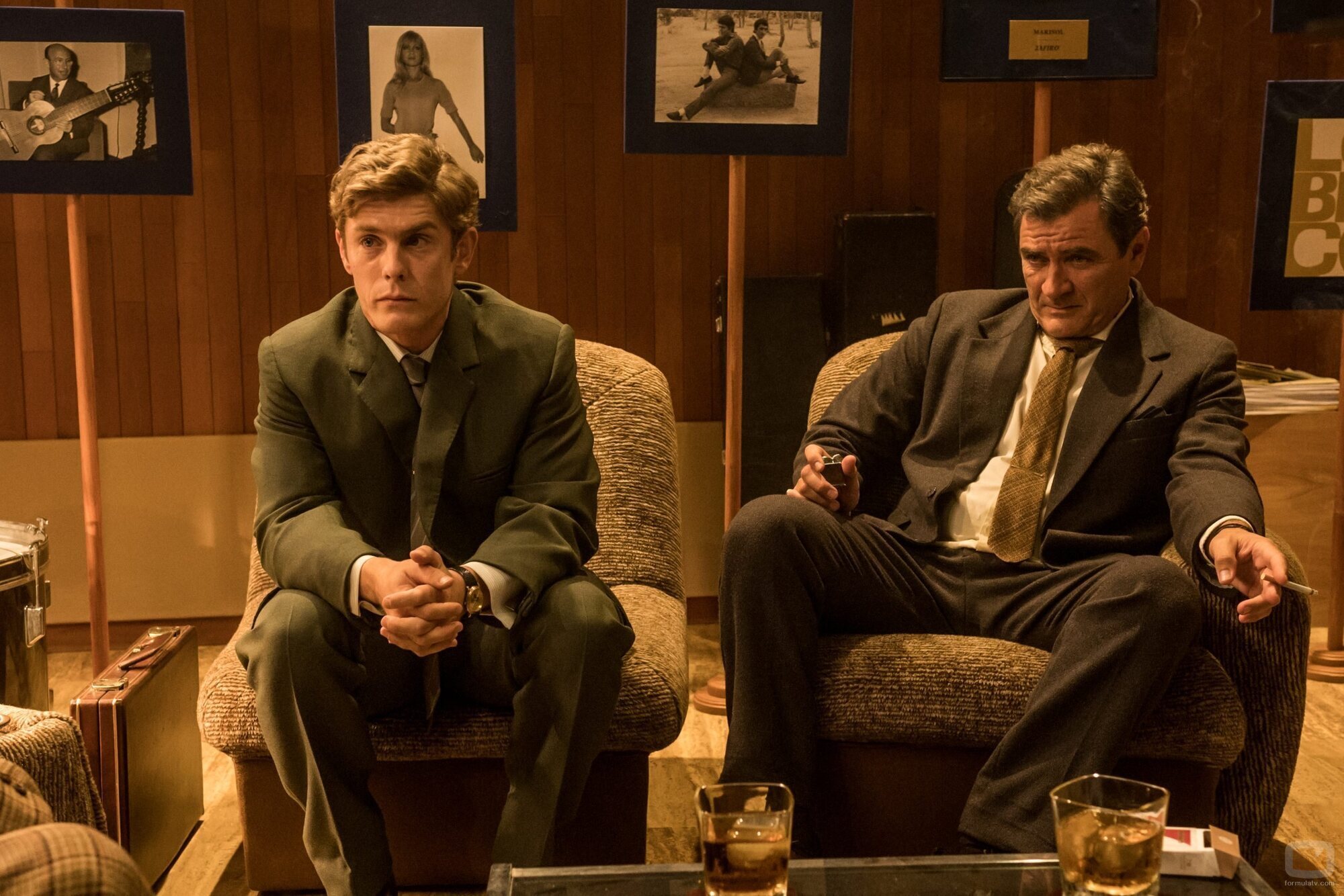 Patrick Criado y Àlex Brendemühl en Capítulo 1 titulado 'La tele' de 'La canción'