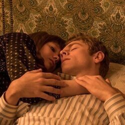 Patrick Criado y Laia Manzanares en 1x02 titulado 'La tanqueta' de 'La canción'