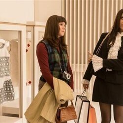 Laia Manzanares y Carolina Yuste en Capítulo 2 titulado 'La tanqueta' de 'La canción'