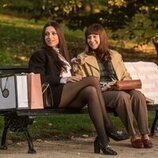 Laia Manzanares y Carolina Yuste en 1x02 titulado 'La tanqueta' de 'La canción'