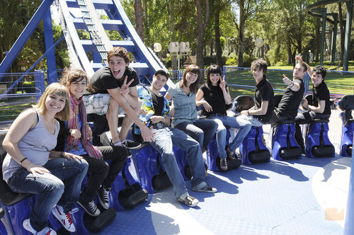 Los chicos de la serie de Antena 3 en el Parque de Atracciones de Madrid