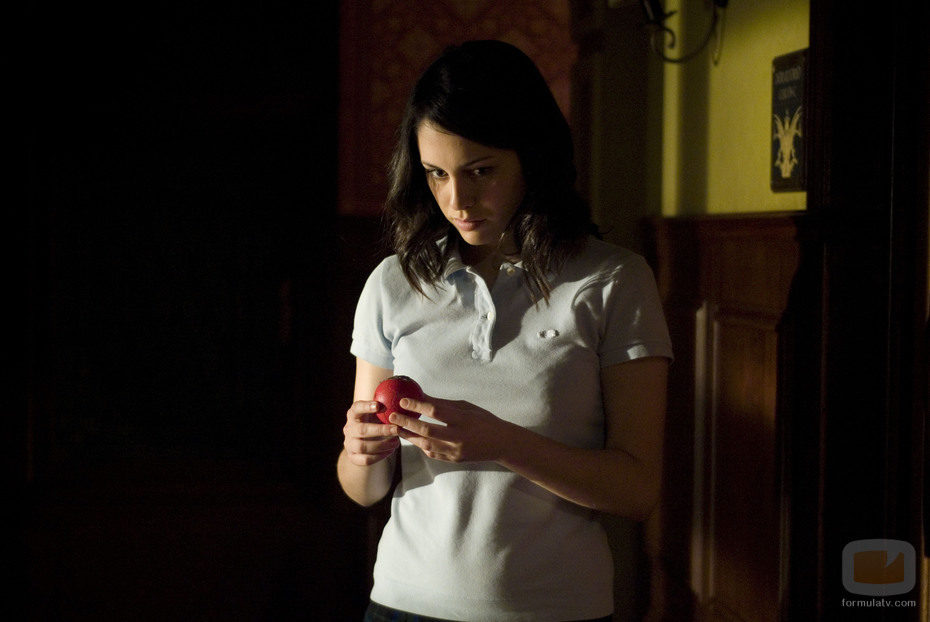 Blanca Suárez juega con una pelota en 'El internado'