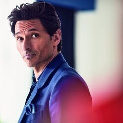 Andrés Velencoso en la temporada 1 y el capítulo 01 de 'Eva & Nicole'