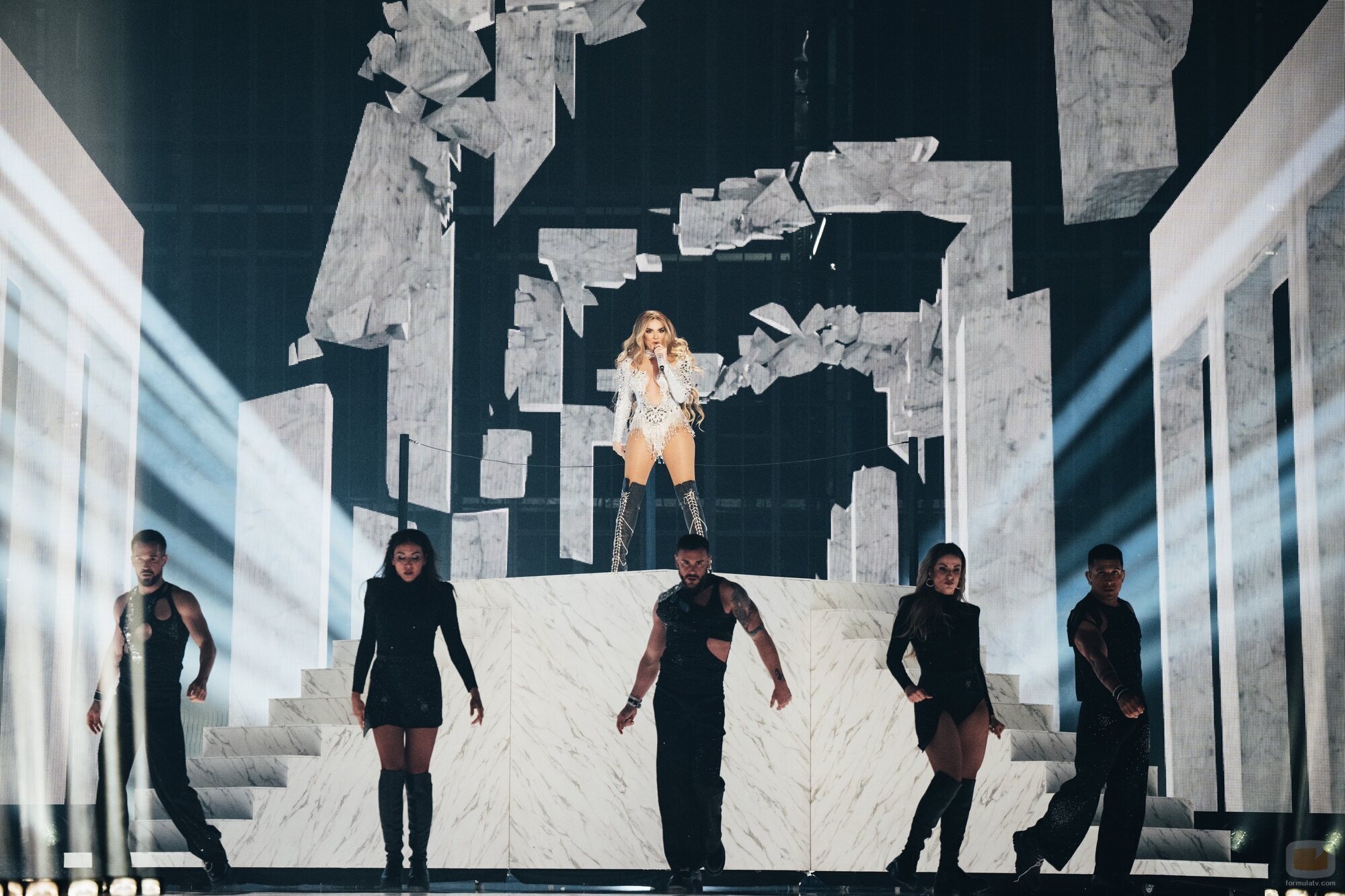 Melody y sus bailarines en el ensayo de Eurovisión 2025