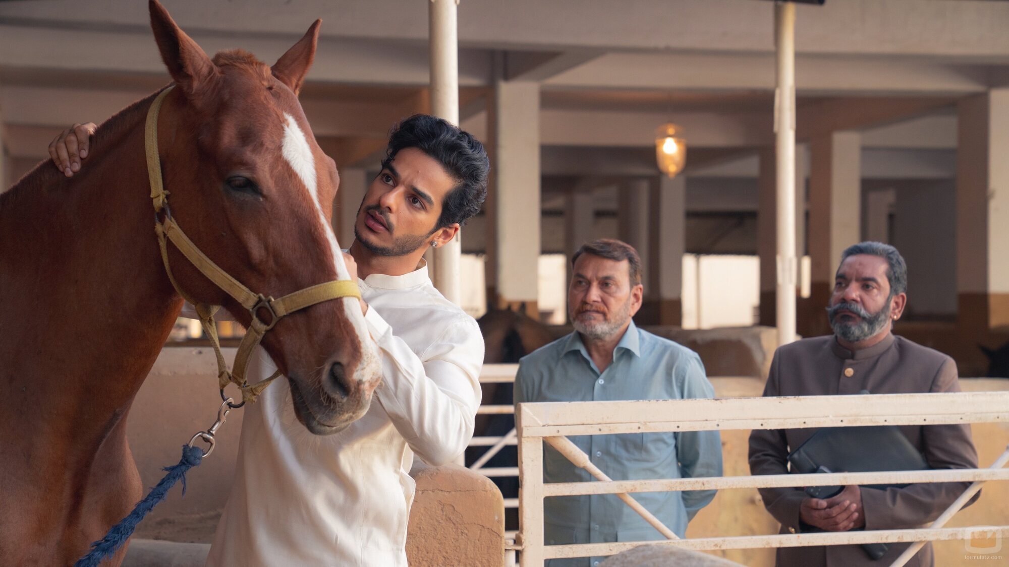 Ishaan Khatter en 1x06 'El marajá y la directora' de 'La realeza'
