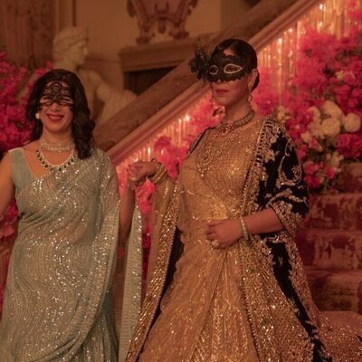 Sakshi Tanwar en 1x04 'Un baile inolvidable' de 'La realeza'