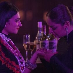 Lisa Mishra y Kavya Trehan en 'Una propuesta divina' de 'The Royals'