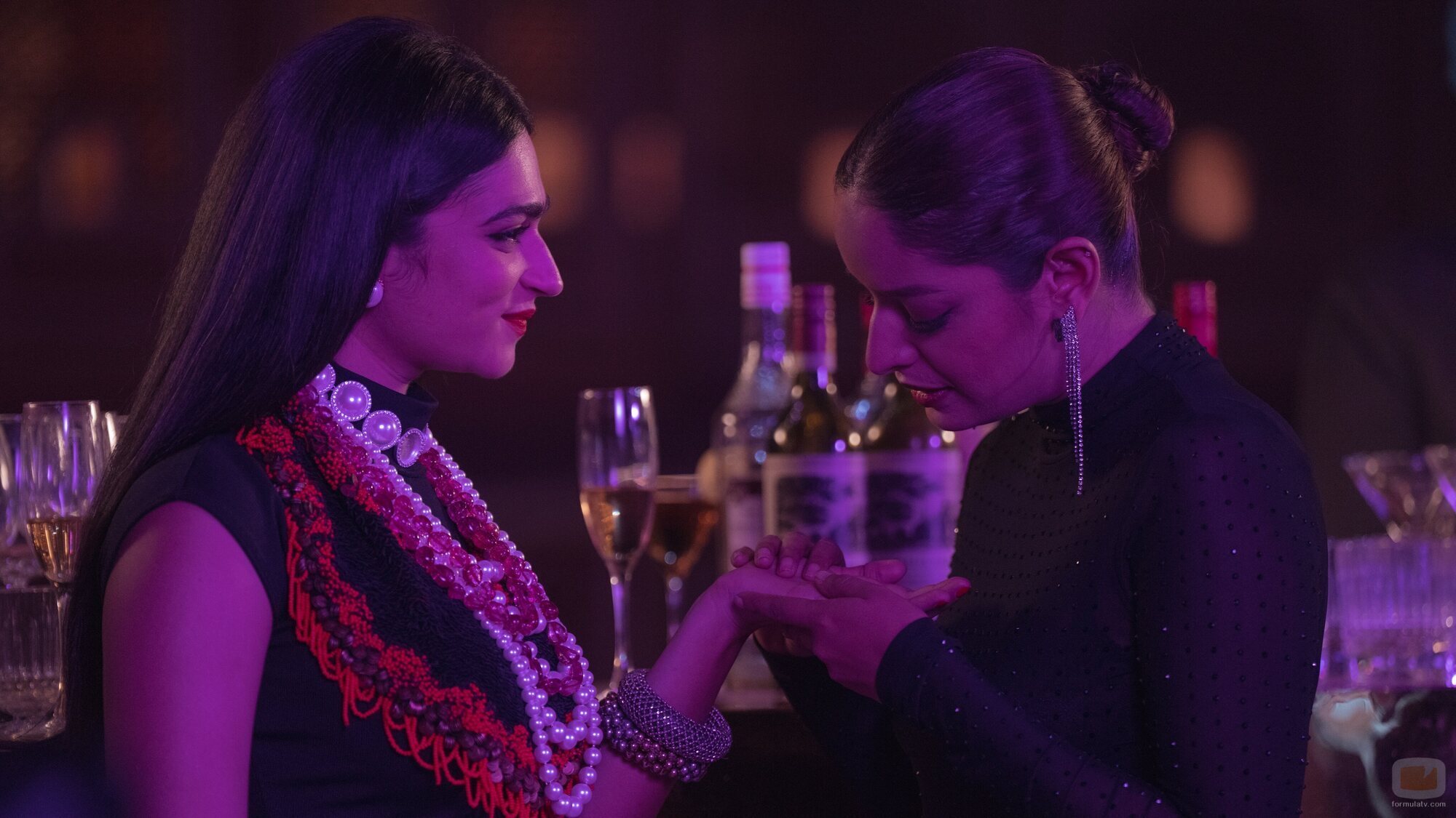 Lisa Mishra y Kavya Trehan en 'Una propuesta divina' de 'The Royals'