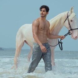 Ishaan Khatter en 1x01 titulado 'Confusión real' de 'La realeza'