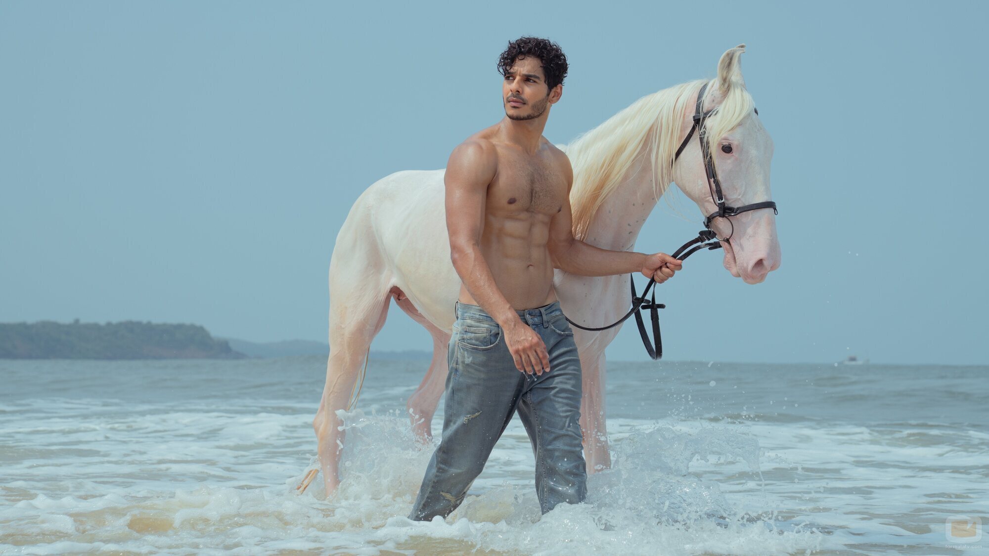 Ishaan Khatter en 1x01 titulado 'Confusión real' de 'La realeza'