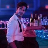 Ishaan Khatter en 'Una propuesta divina' de 'The Royals'