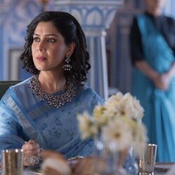 Sakshi Tanwar en el 1x01 de 'The Royals'