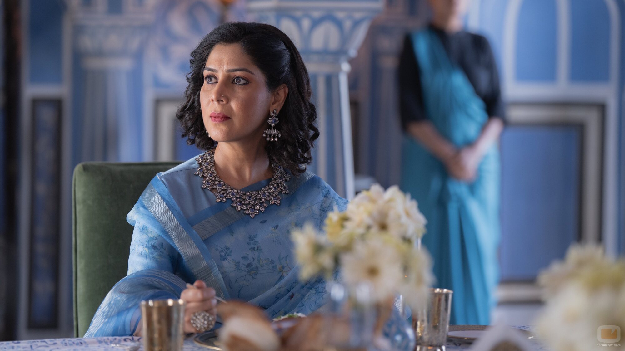 Sakshi Tanwar en el 1x01 de 'The Royals'