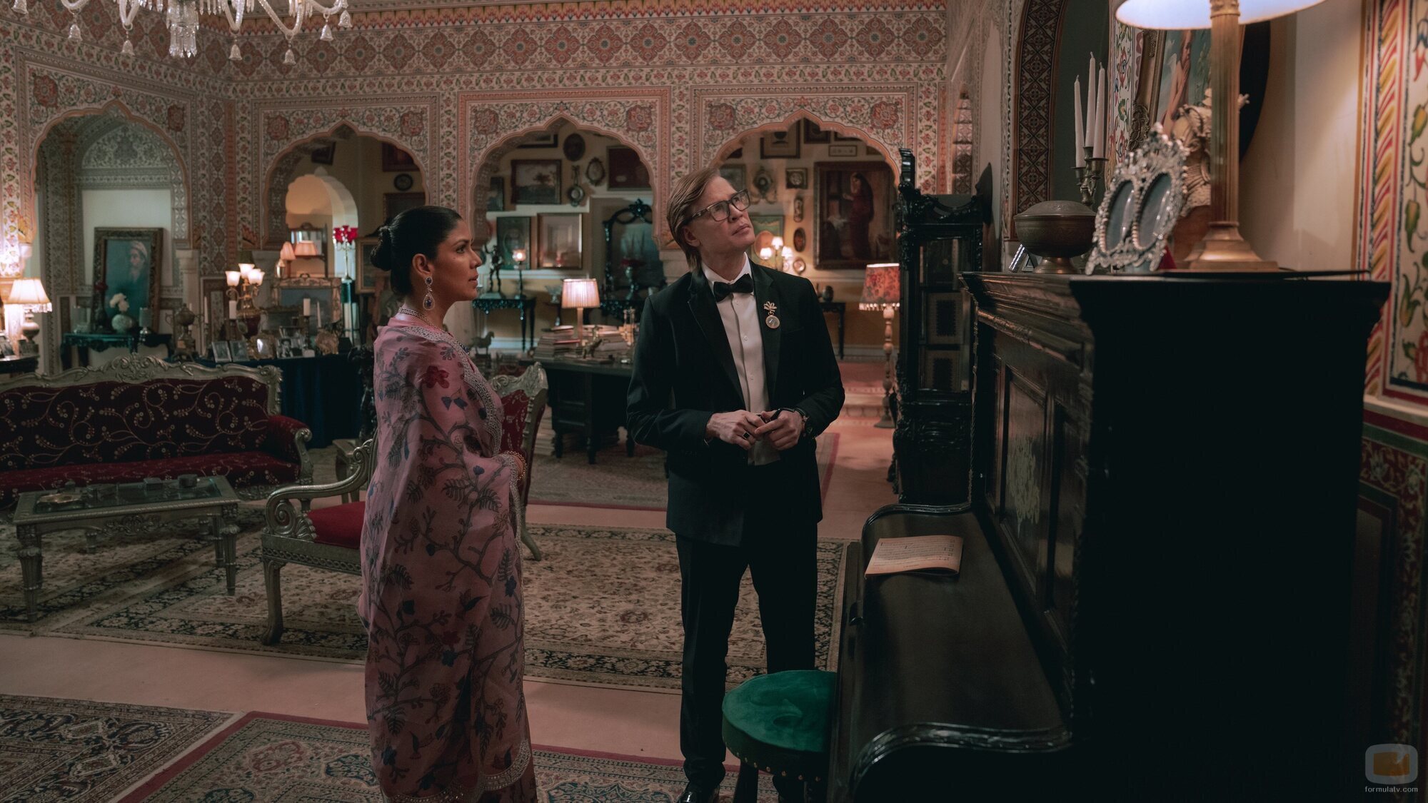 Sakshi Tanwar en '¡Luces, cámara, y a pujar!' de 'The Royals'