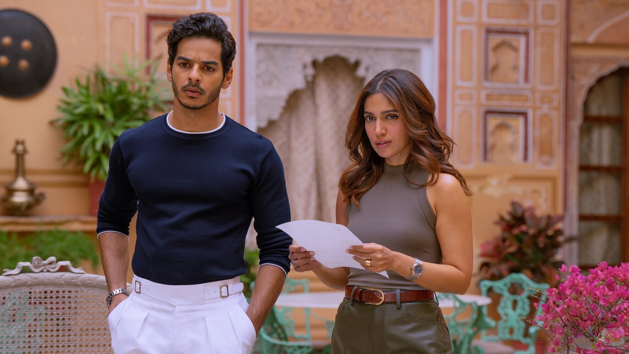 Ishaan Khatter y Bhumi Pednekar en el 1x08 de 'La realeza'