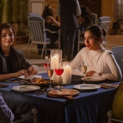 Bhumi Pednekar y Lisa Mishra en el 1x02 de 'La realeza'
