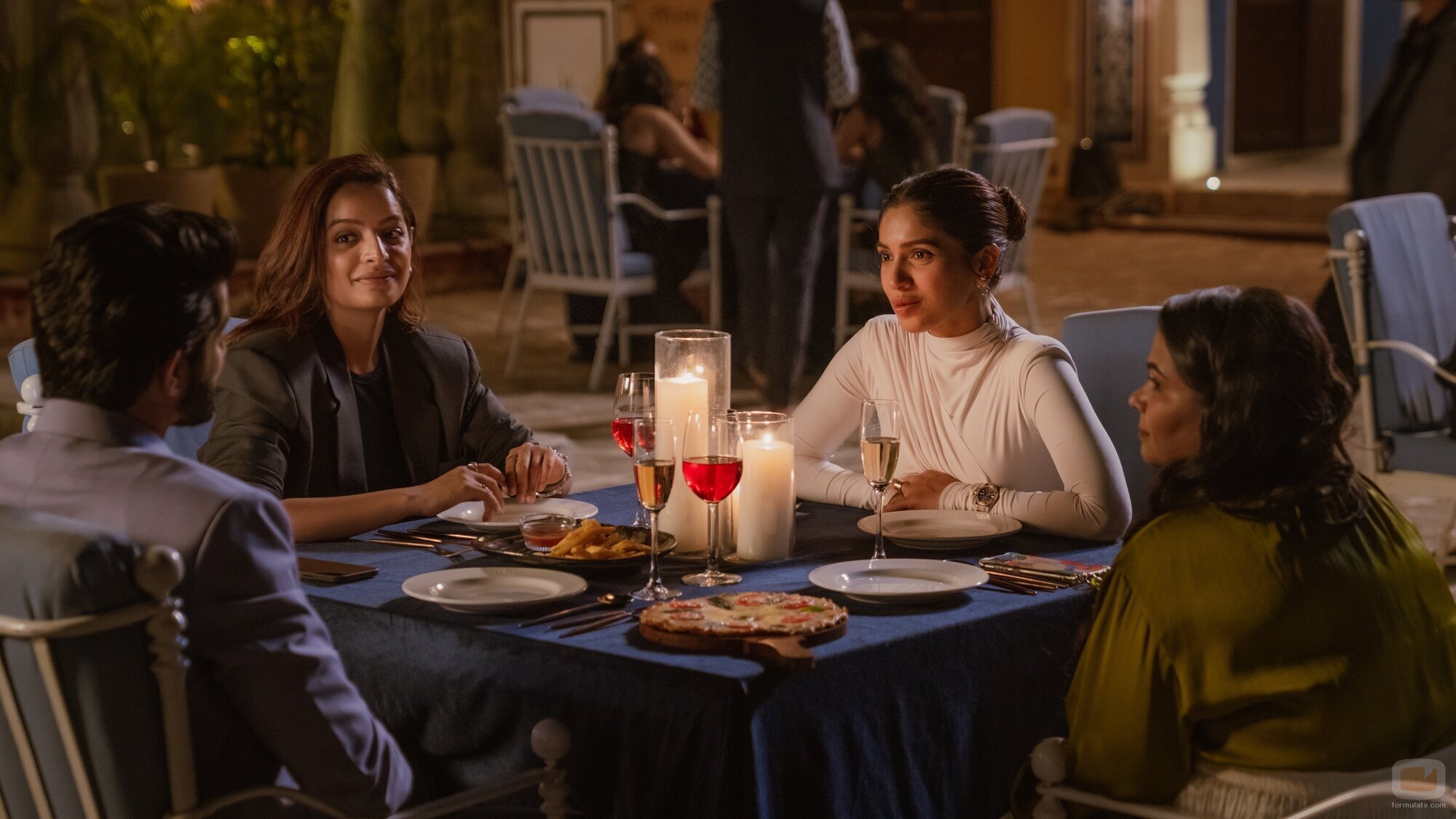 Bhumi Pednekar y Lisa Mishra en el 1x02 de 'La realeza'