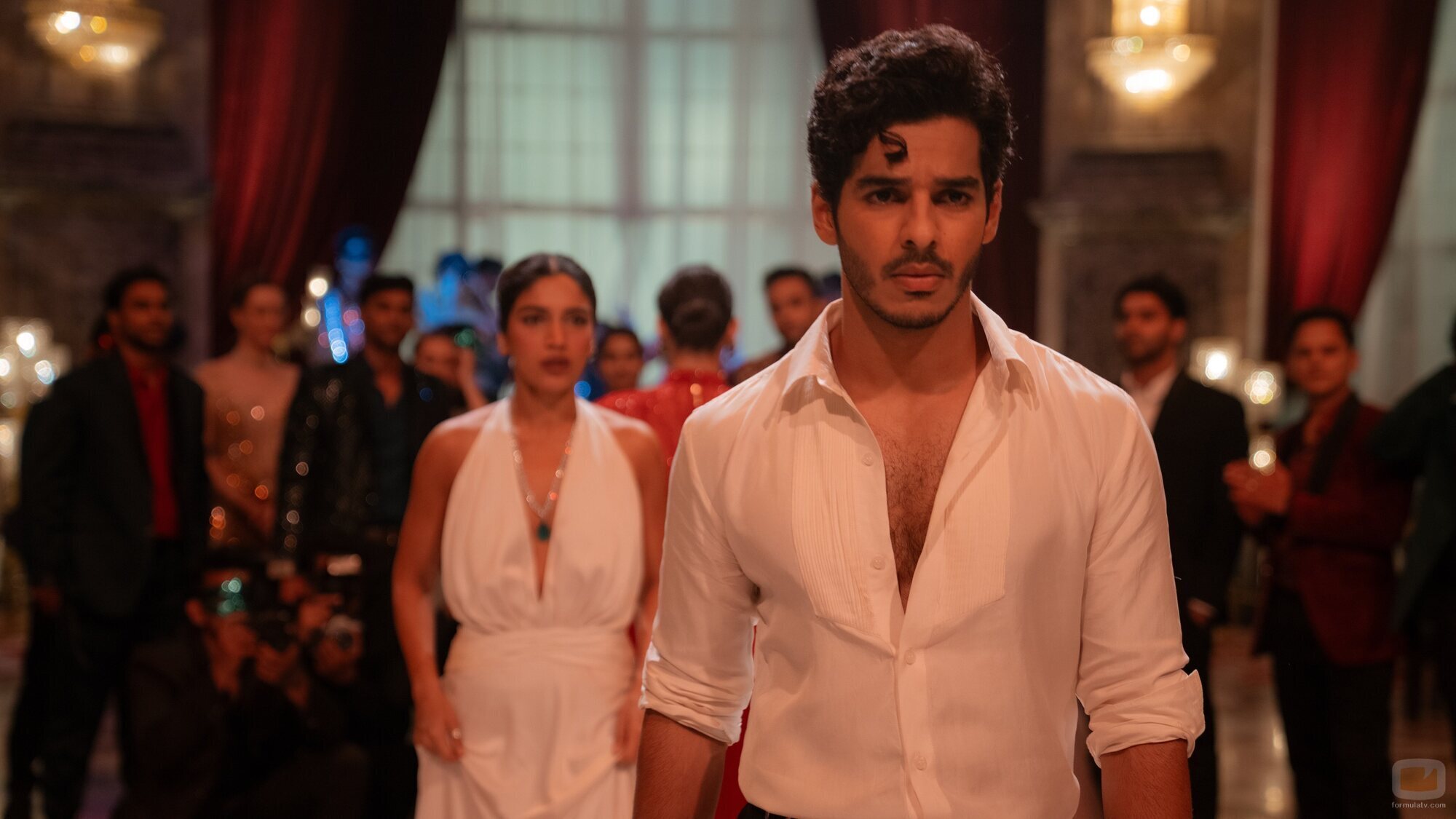Ishaan Khatter y Bhumi Pednekar en 1x04 'Un baile inolvidable' de 'La realeza'