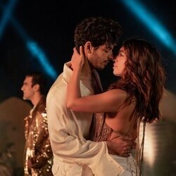 Imagen de Ishaan Khatter y Bhumi Pednekar en 'Factor ex' de 'The Royals'