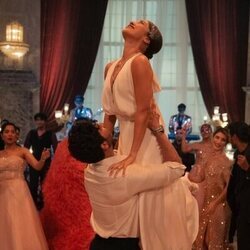 Ishaan Khatter y Bhumi Pednekar en el 1x04 de 'The Royals'