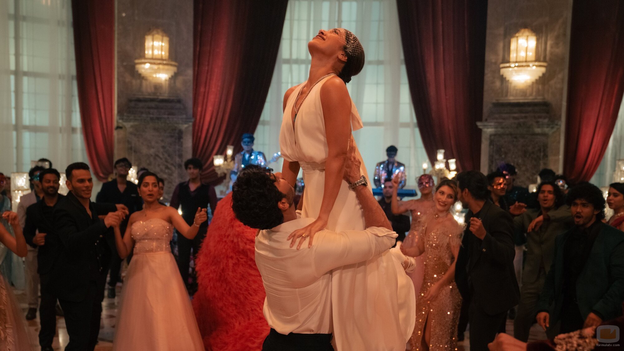 Ishaan Khatter y Bhumi Pednekar en el 1x04 de 'The Royals'