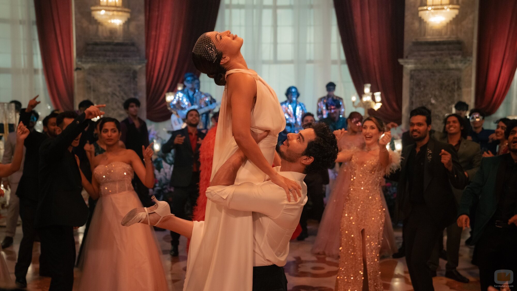 Ishaan Khatter y Bhumi Pednekar en 'Un baile inolvidable' de 'La realeza'