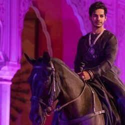 Ishaan Khatter en '¡Luces, cámara, y a pujar!' de 'The Royals'