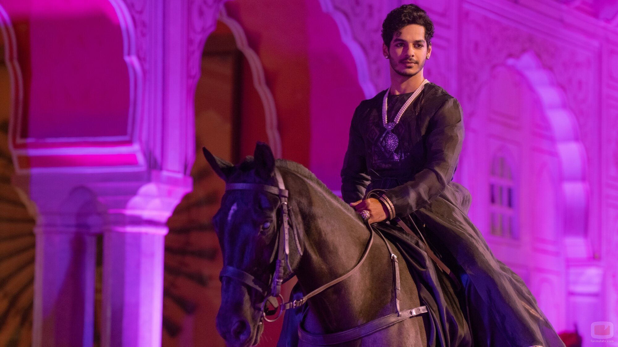 Ishaan Khatter en '¡Luces, cámara, y a pujar!' de 'The Royals'