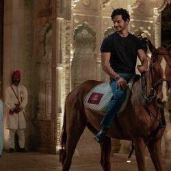 Ishaan Khatter y Bhumi Pednekar en Capítulo 3 titulado 'Un swing y una señorita' de 'La realeza'