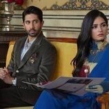 Kavya Trehan y Vihaan Samat en el 1x02 de 'The Royals'